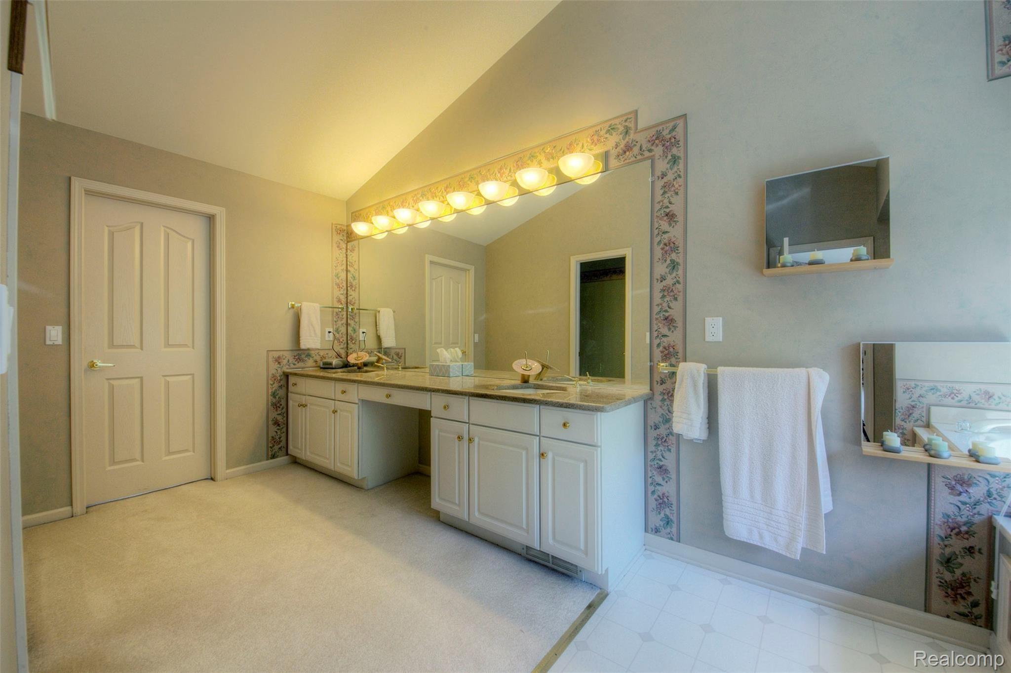 46559 Inverness Road Canton, MI 48188 - Photo 29 of 48 28 Master bath.jpg