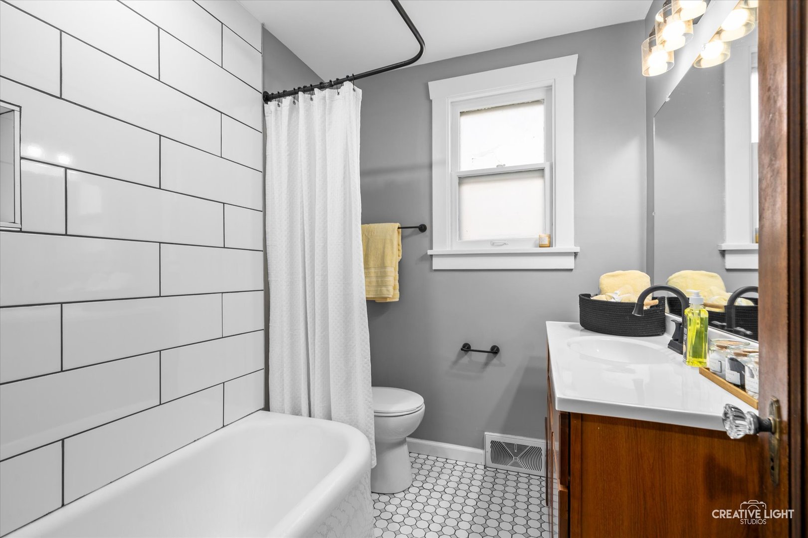 665 Addison Street Elgin, IL 60120 - Photo 11 of 26 Gallery Image 11