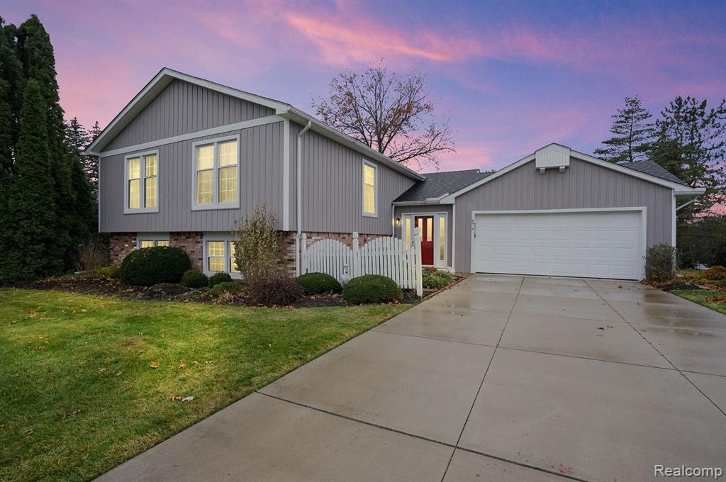876 Dahlia Lane Rochester Hills, MI 48307 - Photo 2 of 44