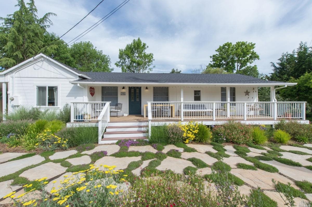 a view of front of house with a yard