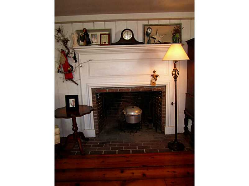 491 Spring Green Road Warwick, RI 02888 - Photo 7 of 25 Living Room.