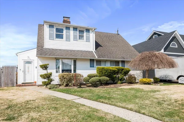 $599,000 | 38 Celestial Lane, Levittown, NY 11756