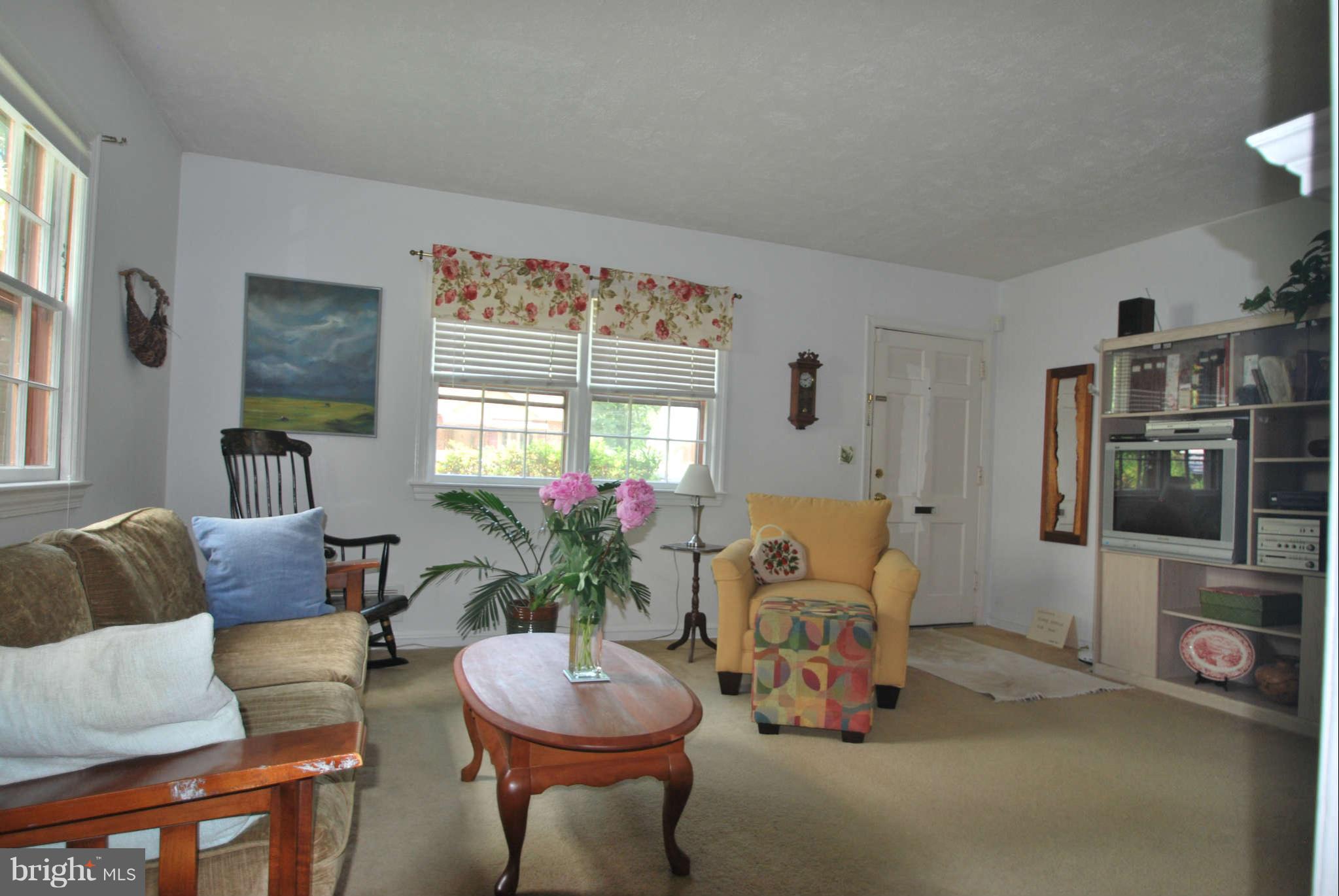 10506 Huntley Place Silver Spring, MD 20902 - Photo 3 of 17 Living Room