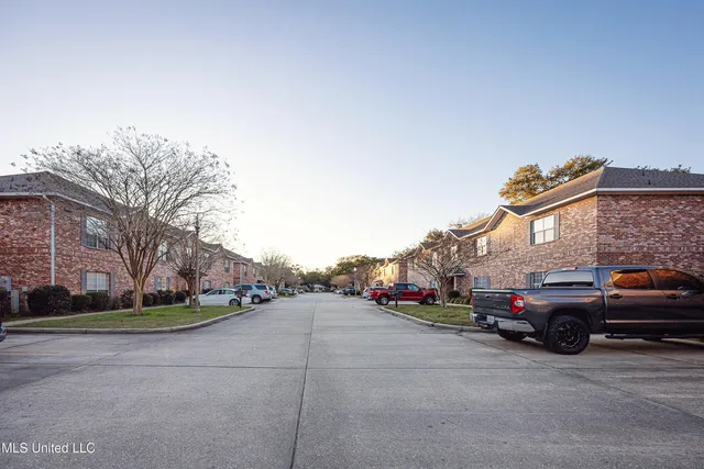 $199,999 | 219 Armand Oaks, Ocean Springs, MS 39564