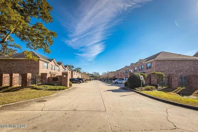 $199,999 | 219 Armand Oaks, Ocean Springs, MS 39564