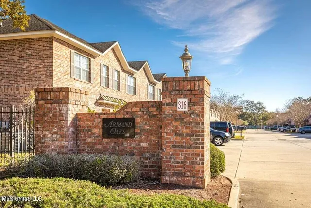 $199,999 | 219 Armand Oaks, Ocean Springs, MS 39564