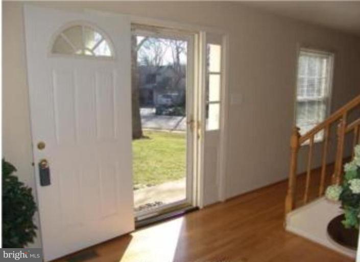 7142 Hamor Lane Springfield, VA 22153 - Photo 5 of 11 Entrance / Foyer