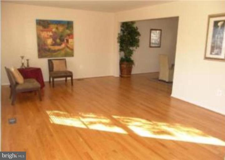 7142 Hamor Lane Springfield, VA 22153 - Photo 8 of 11 Living Room