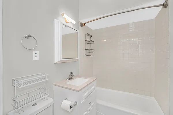 $2,900 | 1341 West Foster Avenue, Unit 3, Chicago, IL 60640