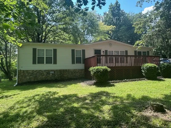 a view of a house with backyard and garden