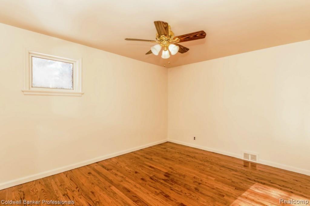 240 Vendome Road Grosse Pointe, MI 48236 - Photo 27 of 33 031-Bedroom-1461106-mls.jpg