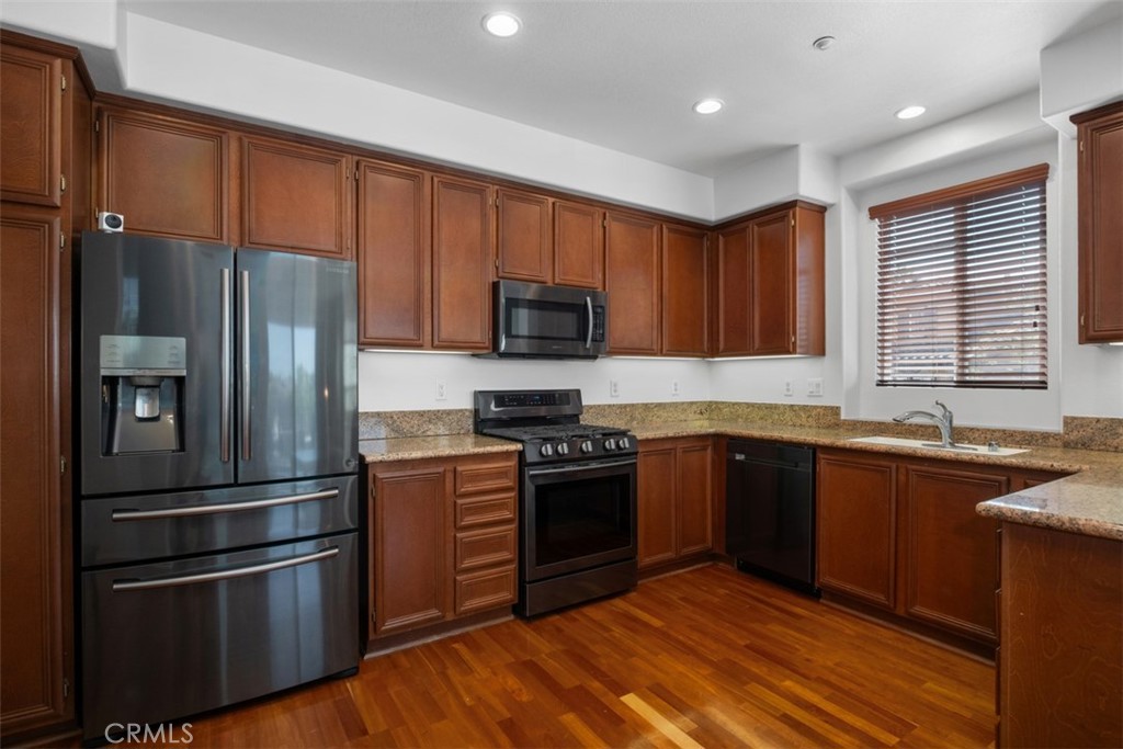 35 Viburnum Way Ladera Ranch, CA 92694 - Photo 10 of 32 Kitchen