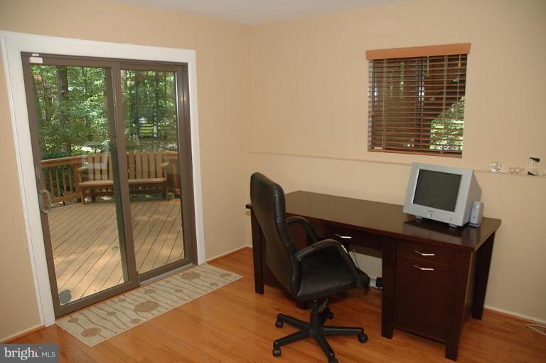 11131 Timberhead Lane Reston, VA 20191 - Photo 20 of 22 Den