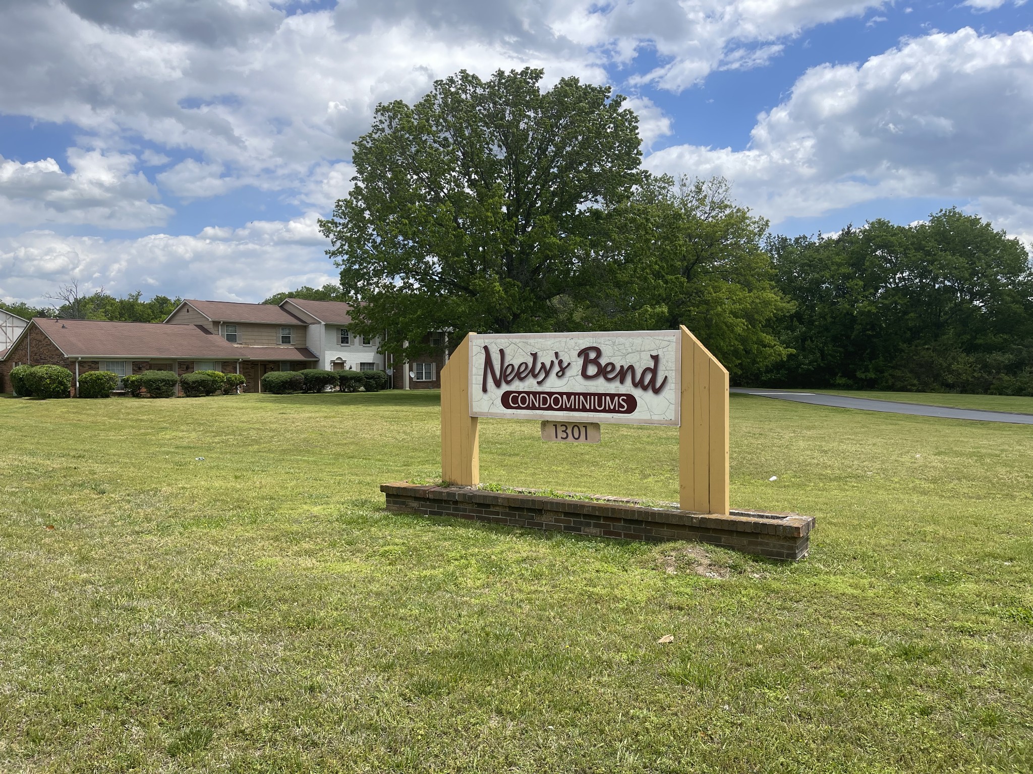 a sign that is sitting in the middle of a field