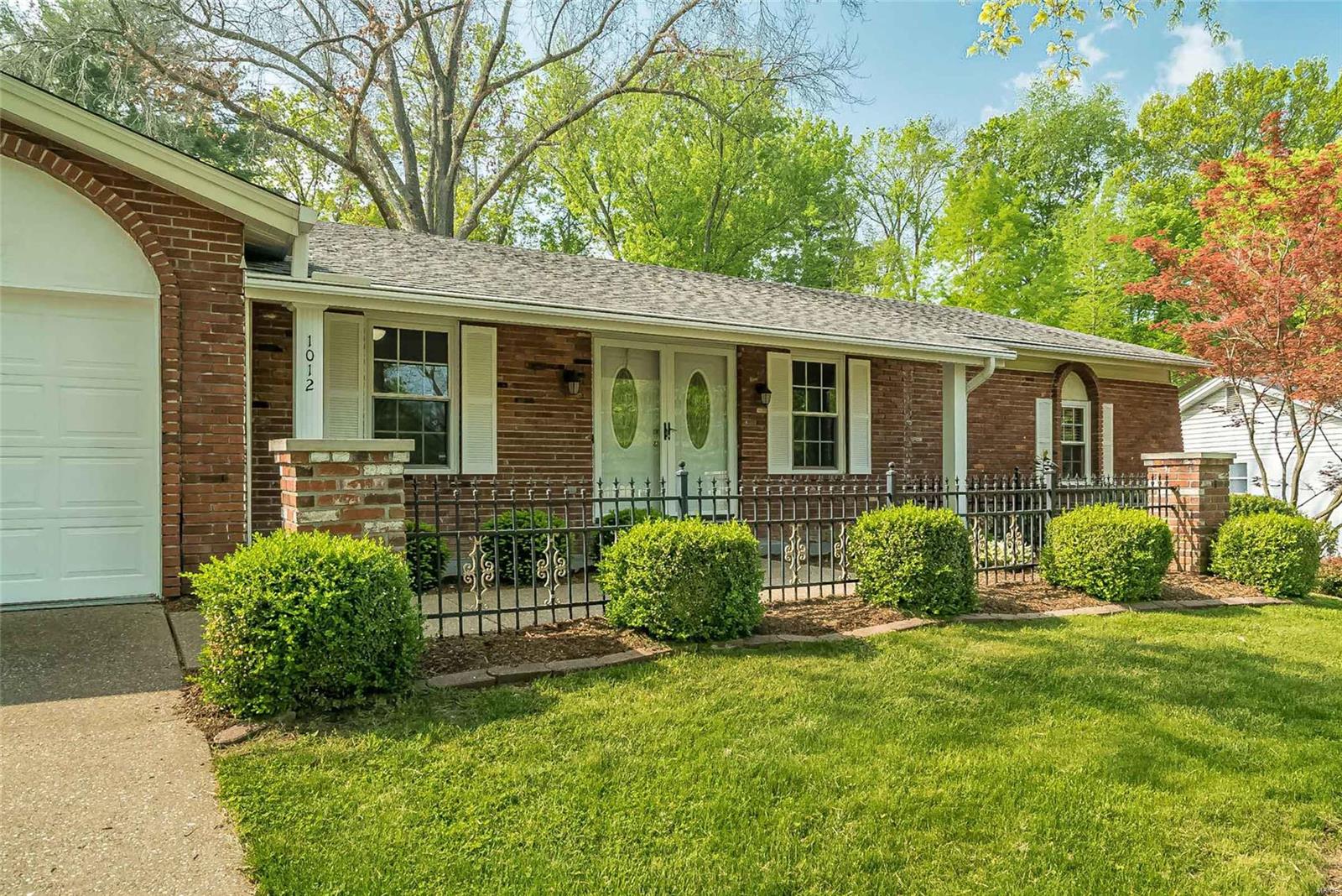 1012 Bedford Lane Ballwin, MO 63011 - Photo 2 of 37