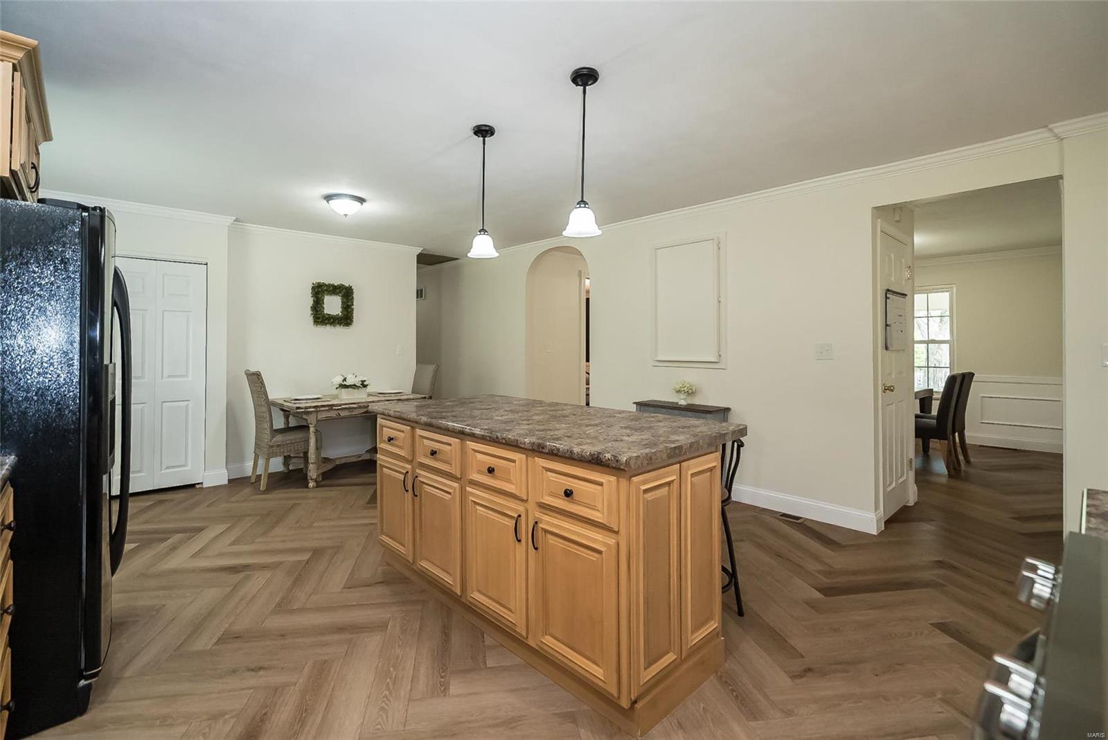 1012 Bedford Lane Ballwin, MO 63011 - Photo 10 of 37