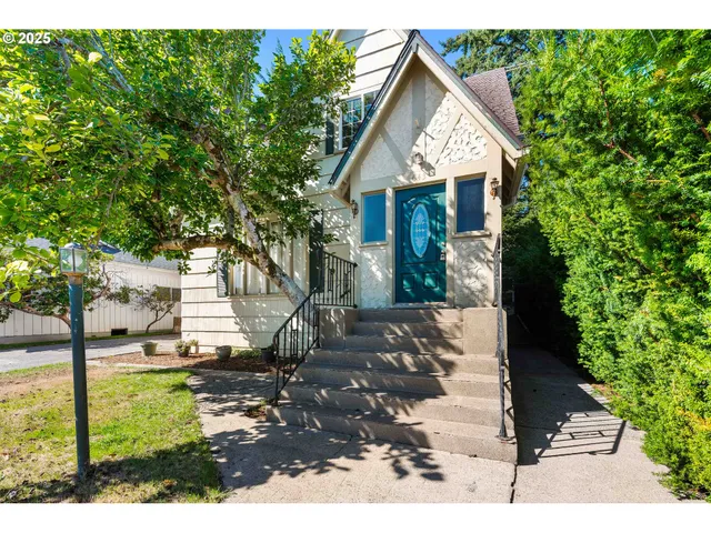 $399,000 | 643 South 12th Court, Coos Bay, OR 97420