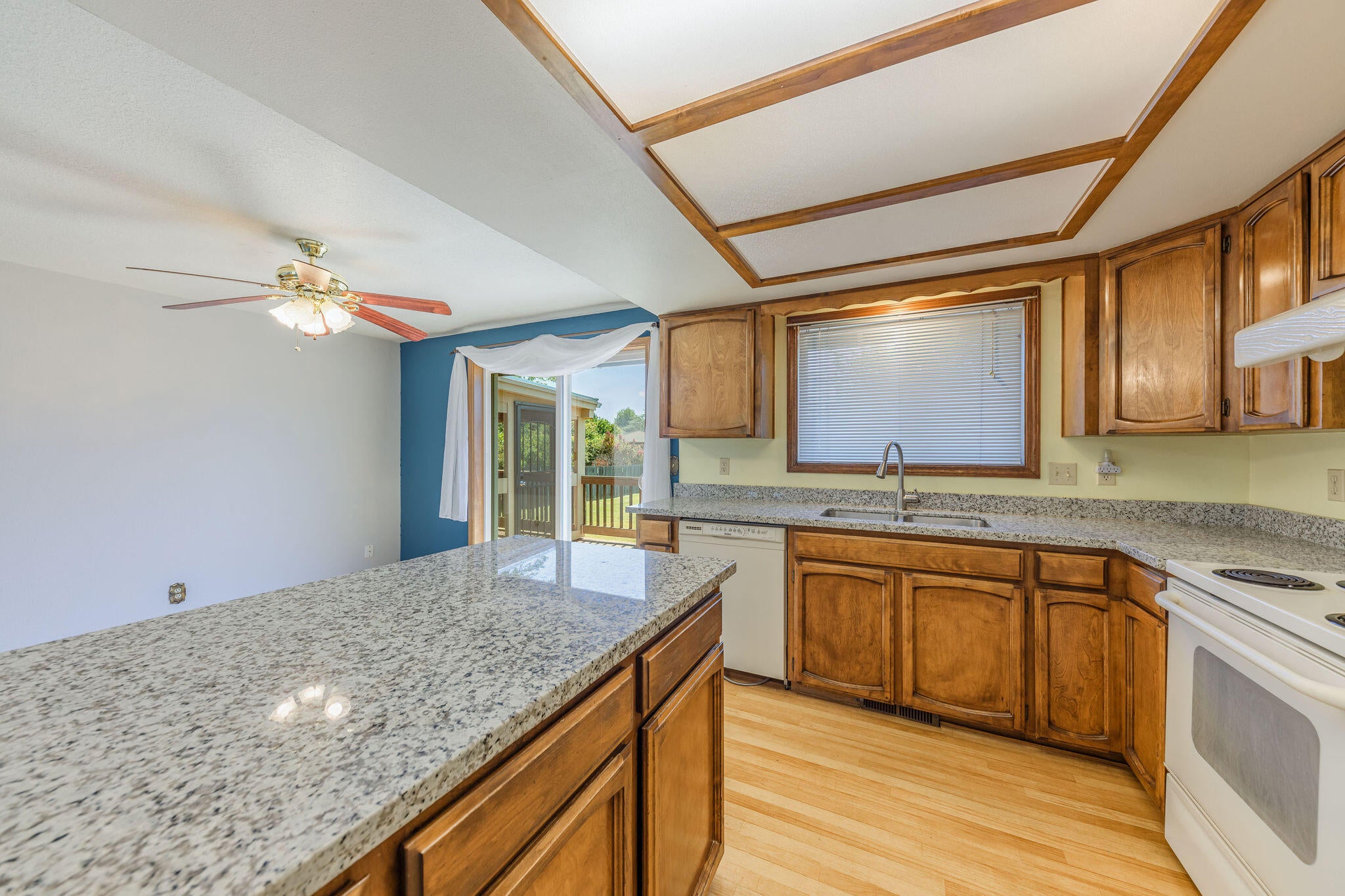 1532 Roberts Road Medford, OR 97504 - Photo 9 of 42 Kitchen