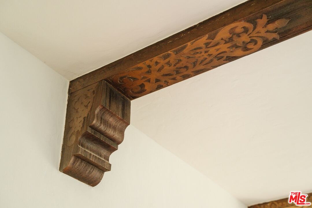 3325 Lowry Road Los Angeles, CA 90027 - Photo 18 of 73 a close up of a wall