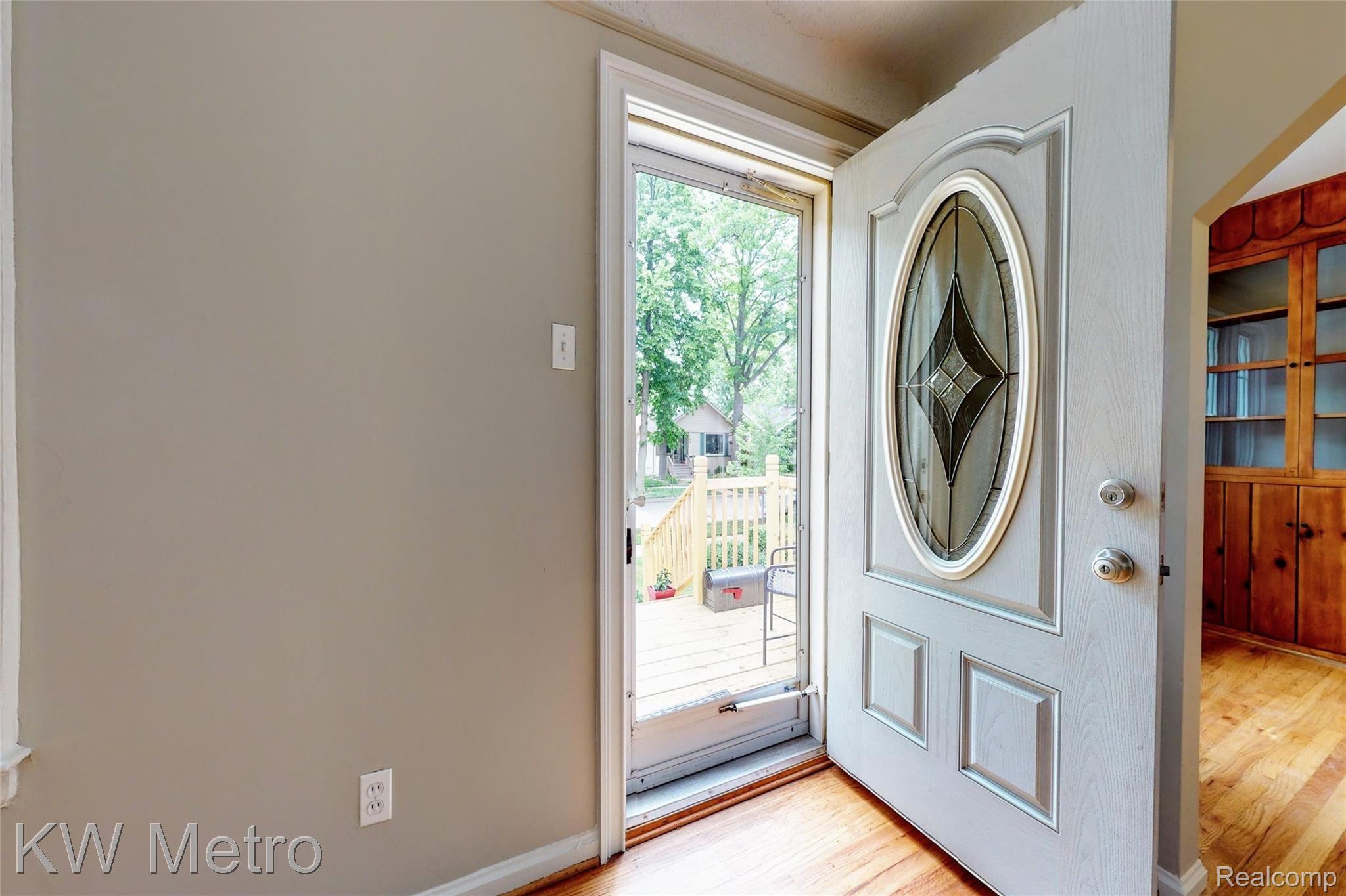 56 Kensington Boulevard Pleasant Ridge, MI 48069 - Photo 5 of 29 Front Entrance