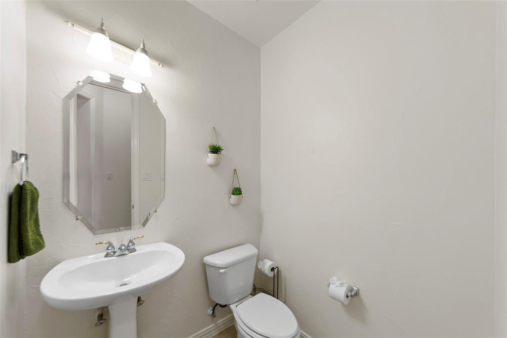 905 Sonora Drive Allen, TX 75013 - Photo 32 of 40 a bathroom with a toilet sink and mirror