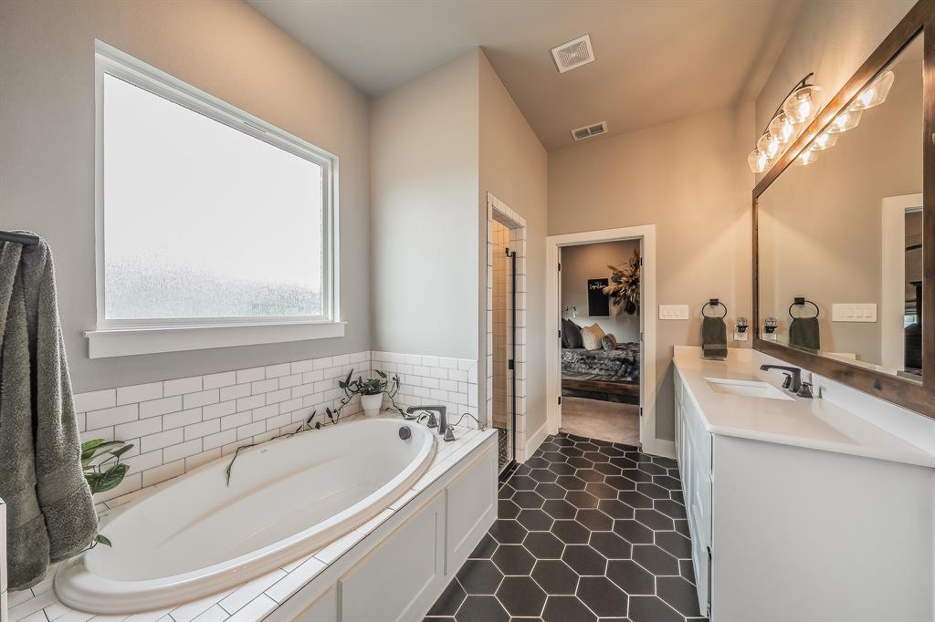 2004 Feather Lane Weatherford, TX 76088 - Photo 14 of 40 a bathroom with a bathtub and a sink