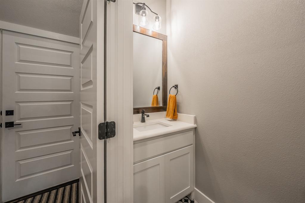 2004 Feather Lane Weatherford, TX 76088 - Photo 24 of 40 a bathroom with a sink and a mirror