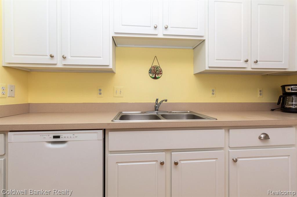 16962 Farmington Road Livonia, MI 48154 - Photo 13 of 38