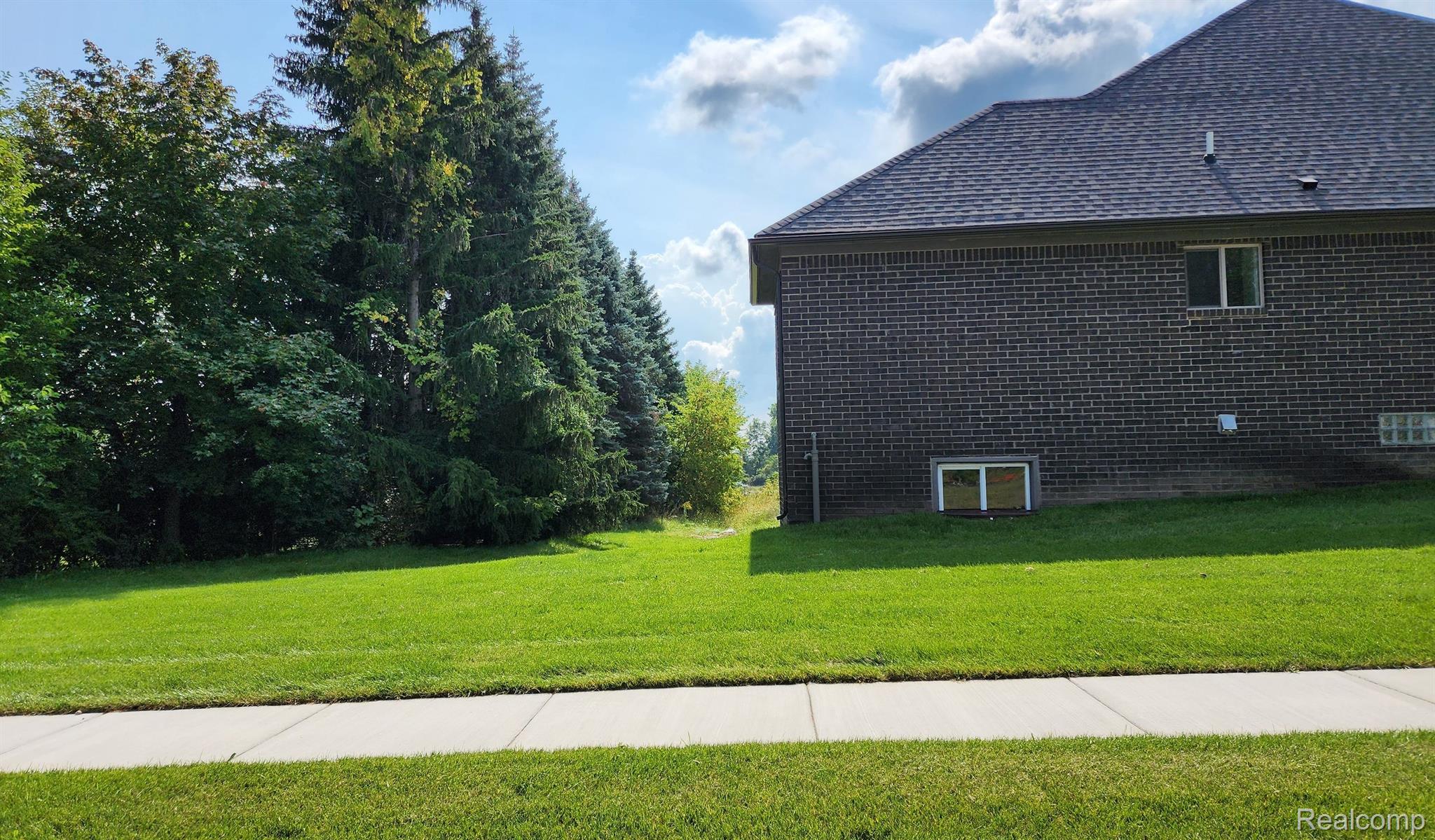 3093 Raffler Drive Rochester, MI 48307 - Photo 11 of 34 South Side 1