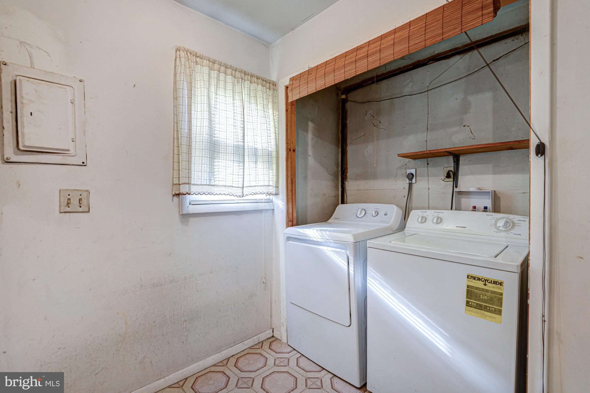 321 Bassett Avenue New Castle, DE 19720 - Photo 22 of 29 a utility room with dryer and washer