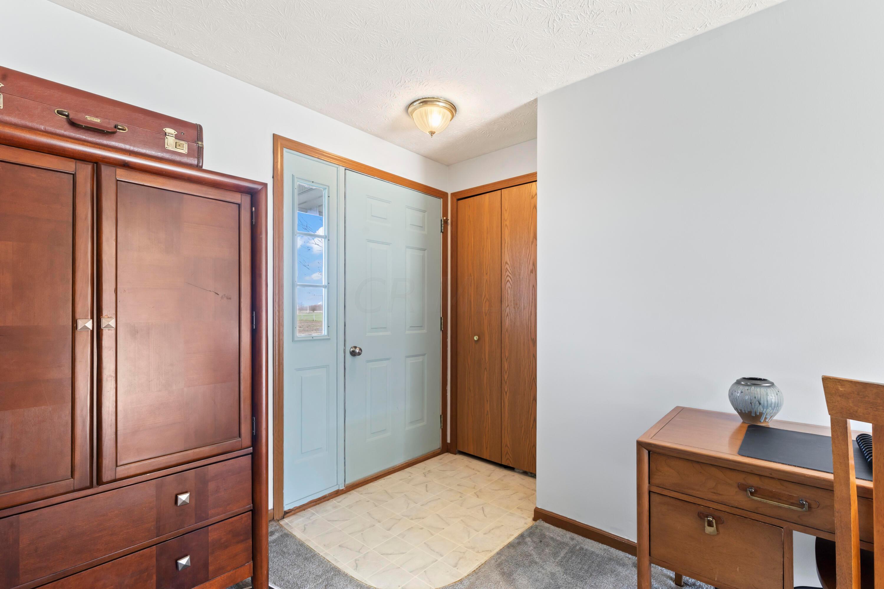 • Neutral vinyl flooring
• Ivory painted walls
• Sidelight by front door
• Coat closet with bi-fold door
• Ceiling light
• Open to Living Room