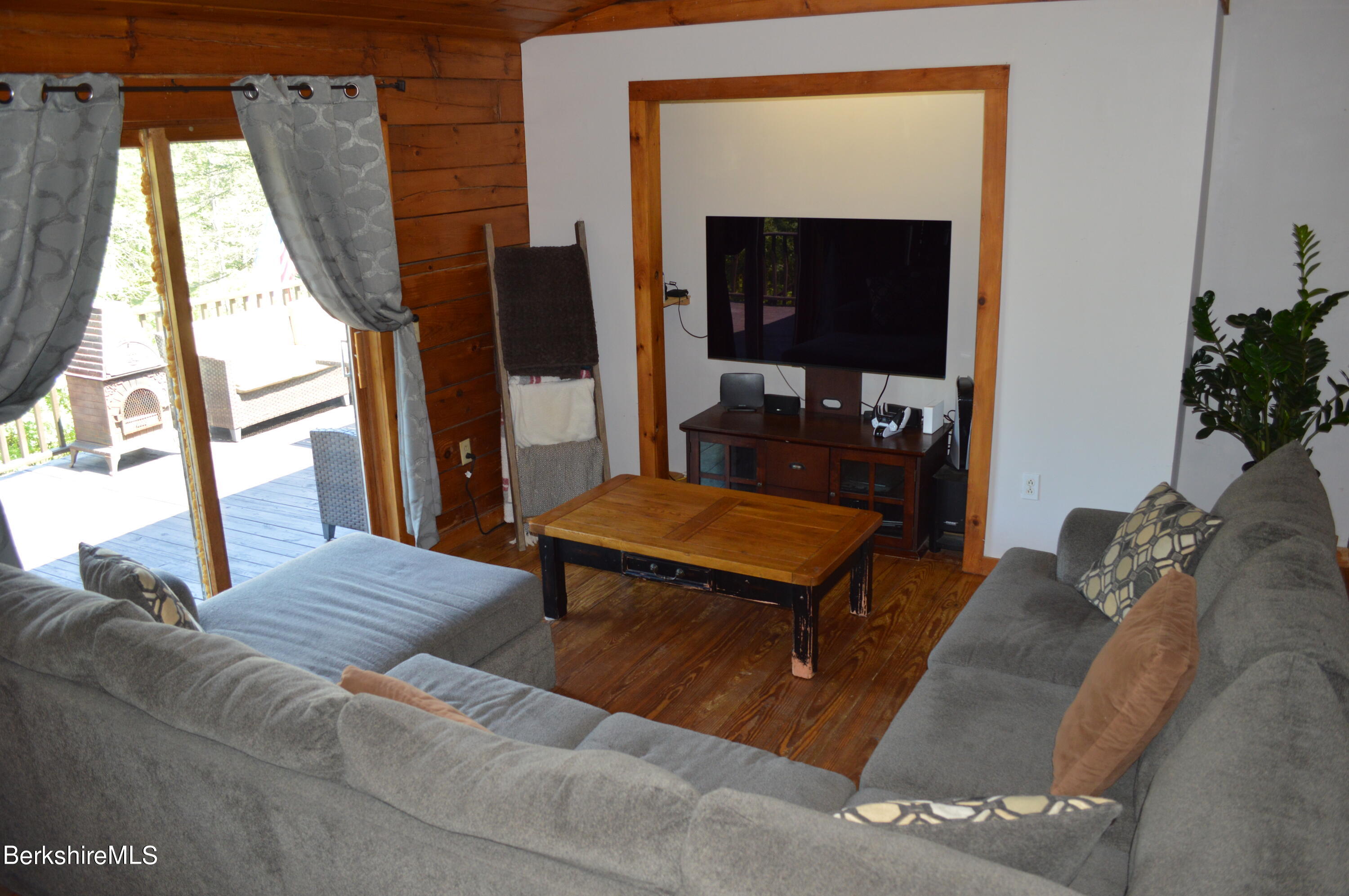684 Leonhardt Road Becket, MA 01223 - Photo 19 of 56 Living room