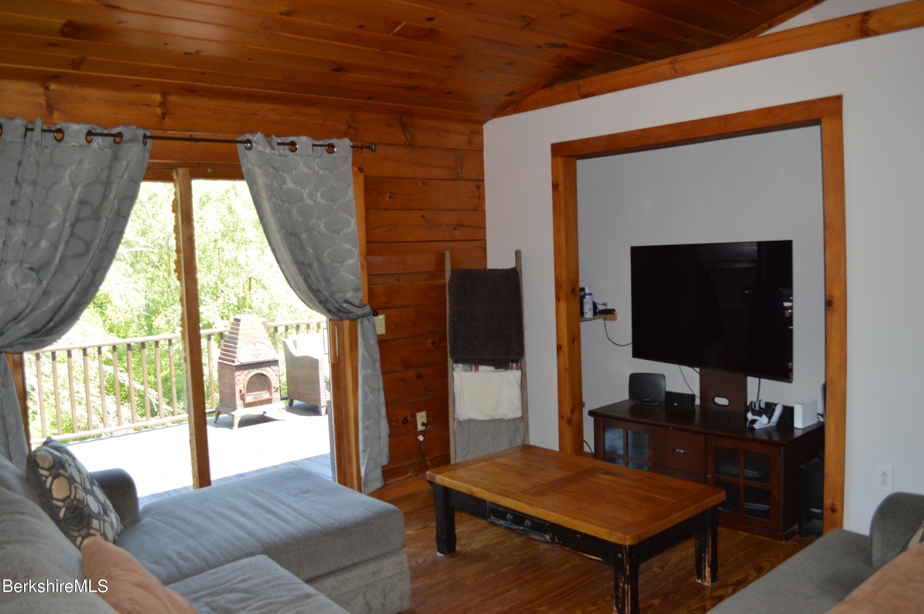 684 Leonhardt Road Becket, MA 01223 - Photo 22 of 56 Living room
