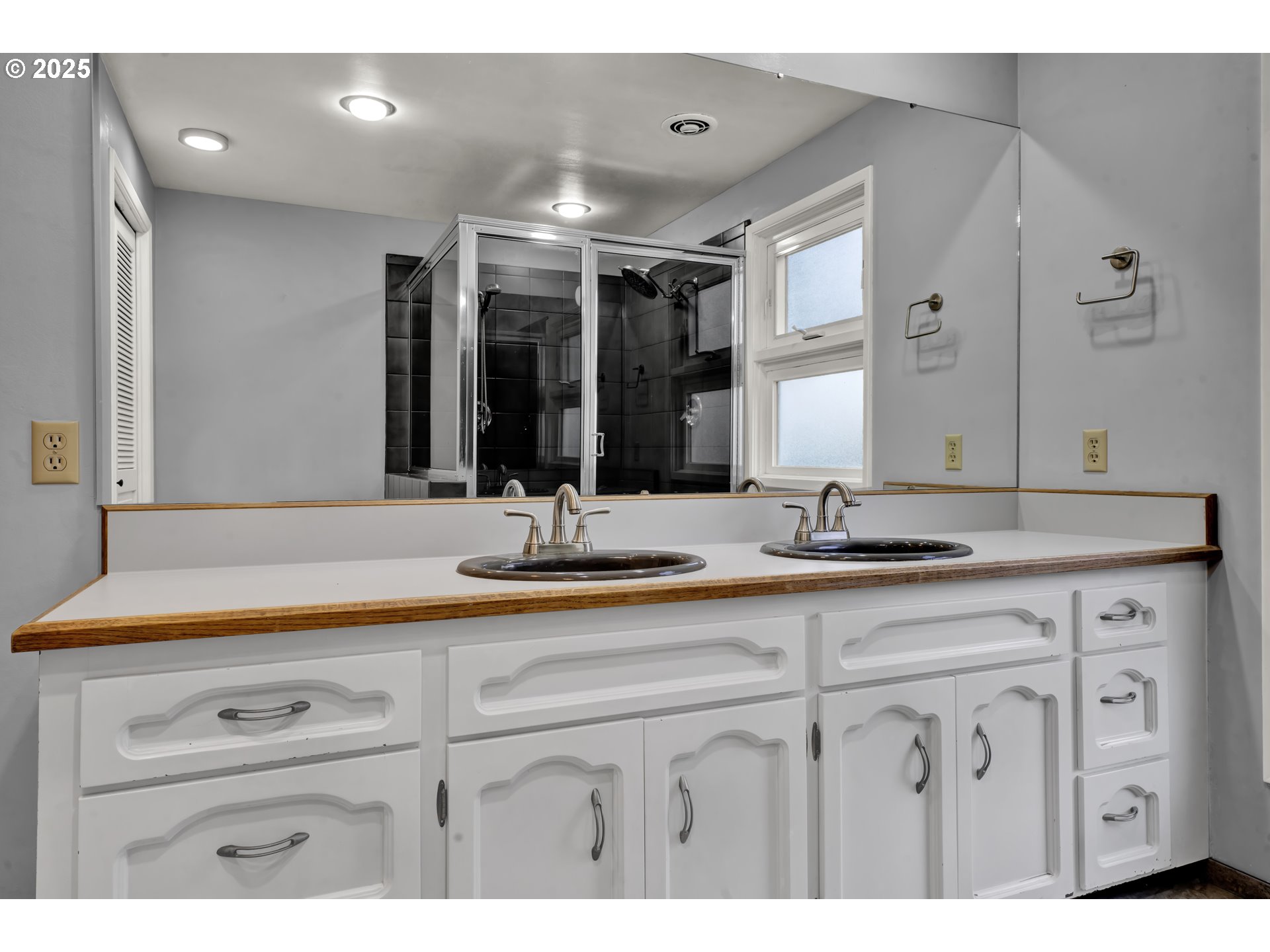 2140 Tabor Street Eugene, OR 97401 - Photo 20 of 26 a bathroom with a double vanity sink and a mirror