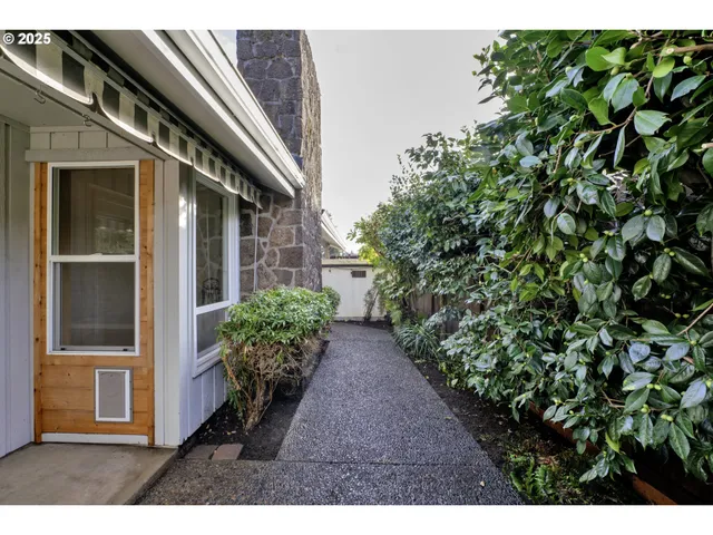 a view of a yard in front of house