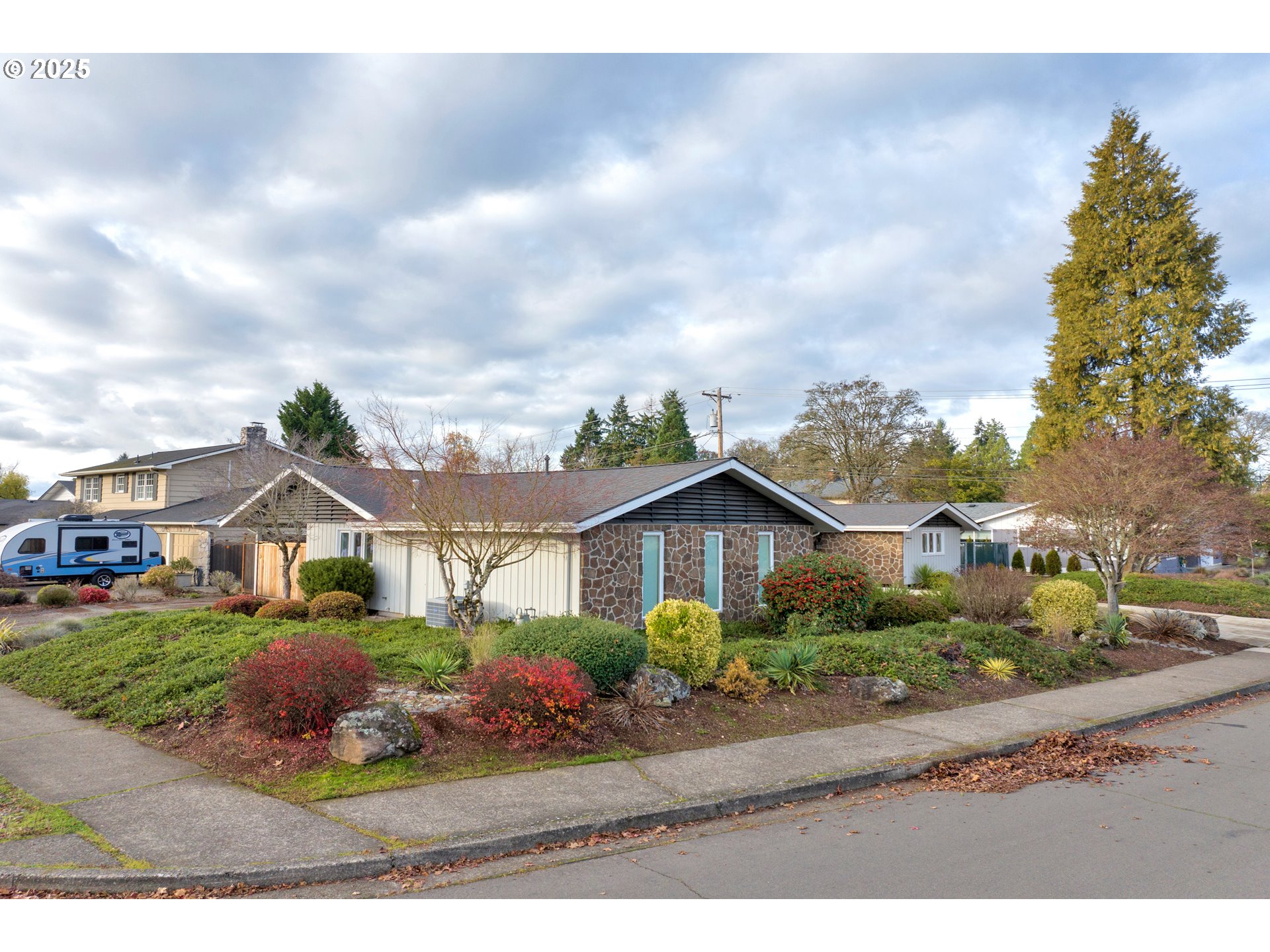 2140 Tabor Street Eugene, OR 97401 - Photo 24 of 26 a view of a yard in front of house