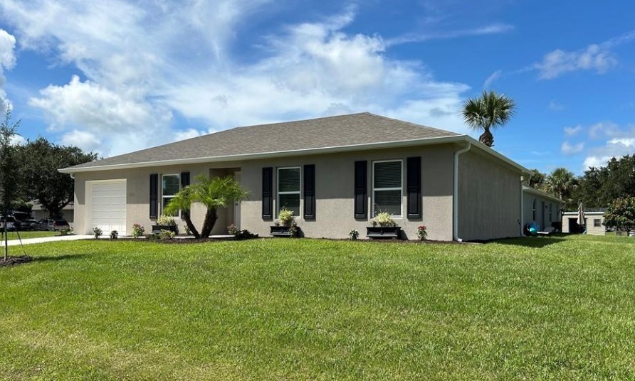 a view of a house with backyard porch and garden