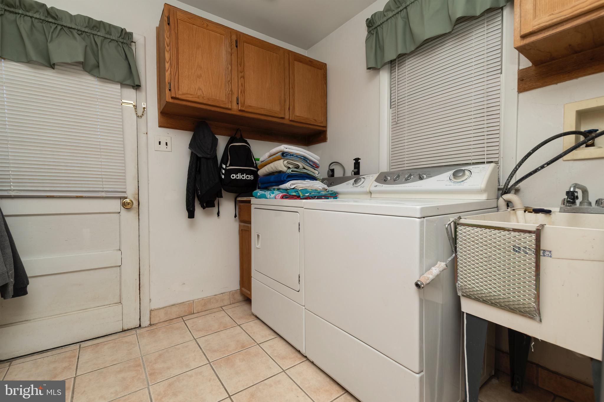 30 Timberline Drive Newark, DE 19711 - Photo 15 of 39 a utility room with dryer and washer