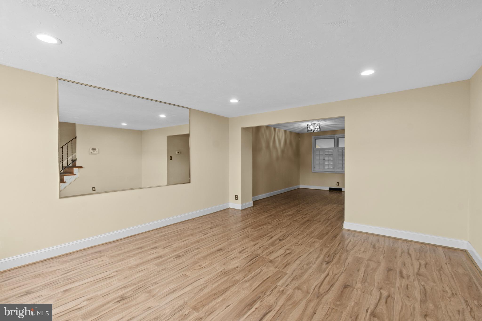 5472 Bucknell Road Baltimore, MD 21206 - Photo 4 of 34 Living Room