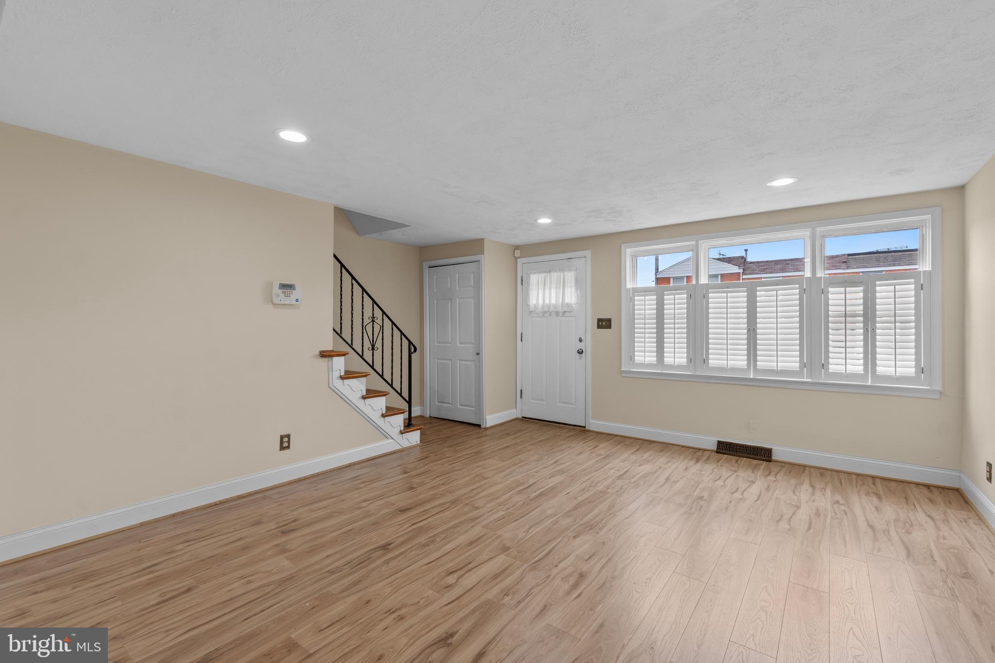 5472 Bucknell Road Baltimore, MD 21206 - Photo 6 of 34 Living Room