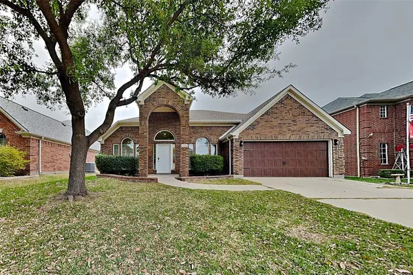 $2,375 | 920 Chestnut Avenue, Burleson, TX 76028