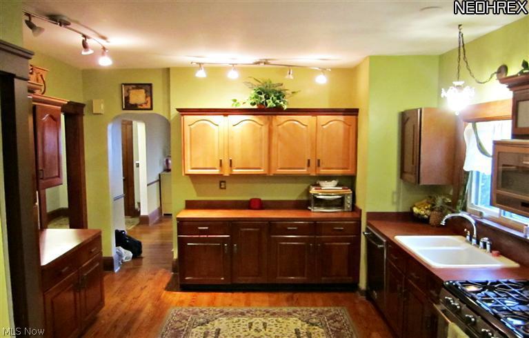 987 Roanoke Road Cleveland Heights, OH 44121 - Photo 8 of 25