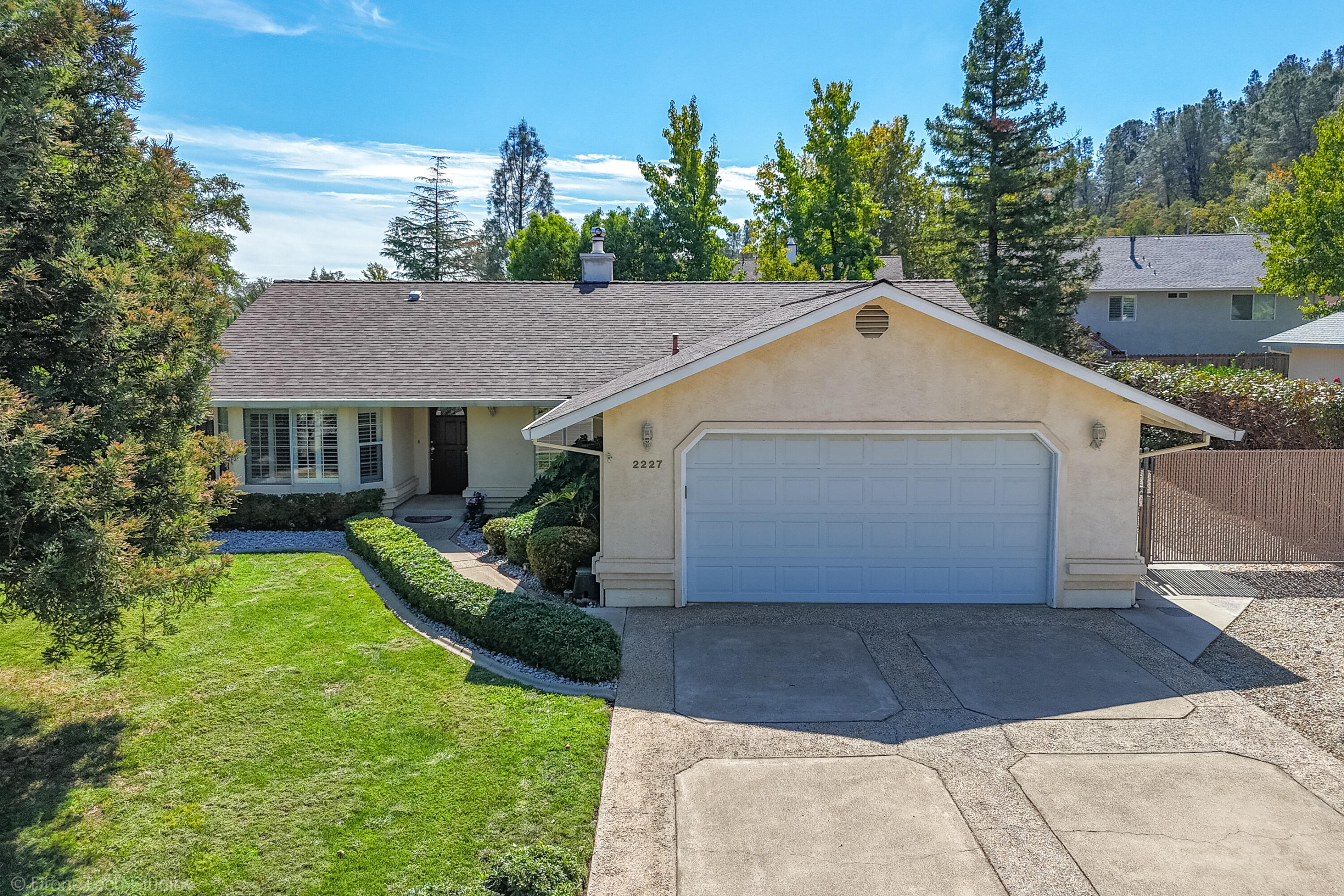 2227 Wicklow Street Redding, CA 96001 - Photo 74 of 90 a front view of house with yard and green space