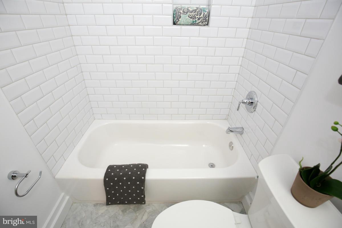 2303 Ontario Road Northwest, Unit 3 Washington, DC 20009 - Photo 7 of 12 Bath
