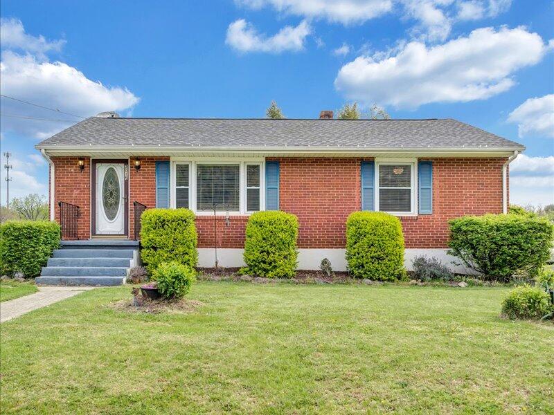2015 Laura Road Northwest Roanoke, VA 24017 - Photo 1 of 32 a front view of a house with garden