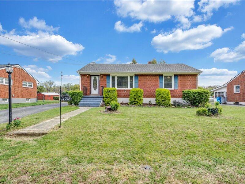2015 Laura Road Northwest Roanoke, VA 24017 - Photo 24 of 32 a house view with garden space and garden