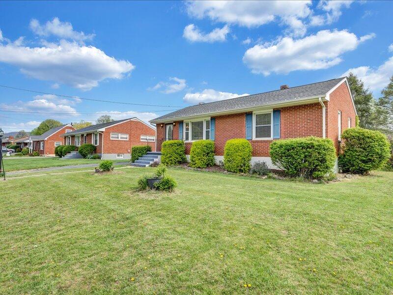 2015 Laura Road Northwest Roanoke, VA 24017 - Photo 28 of 32 a house view with a garden space