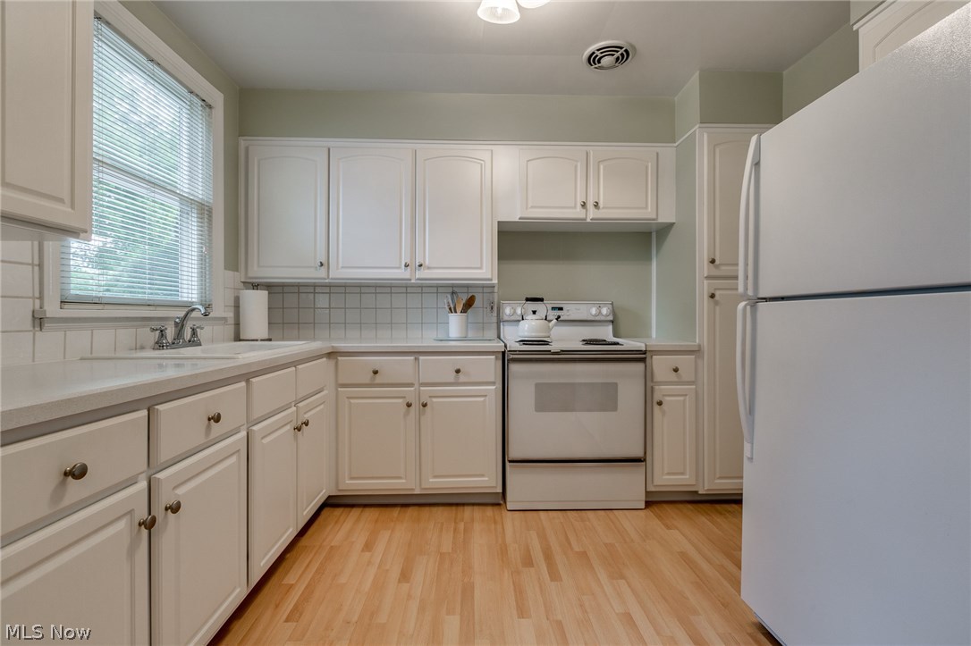 1659 Overbrook Road Cleveland, OH 44124 - Photo 4 of 23