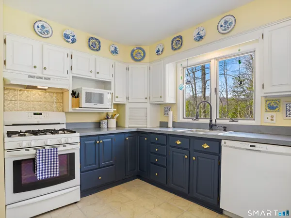 $630,000 | 5 Whittier Lane, Shelton, CT 06484