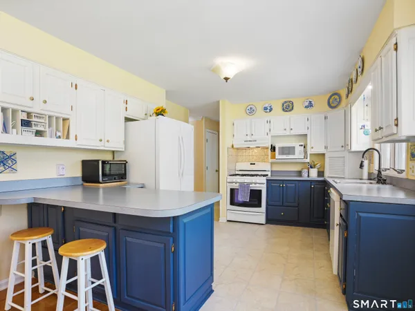 $630,000 | 5 Whittier Lane, Shelton, CT 06484